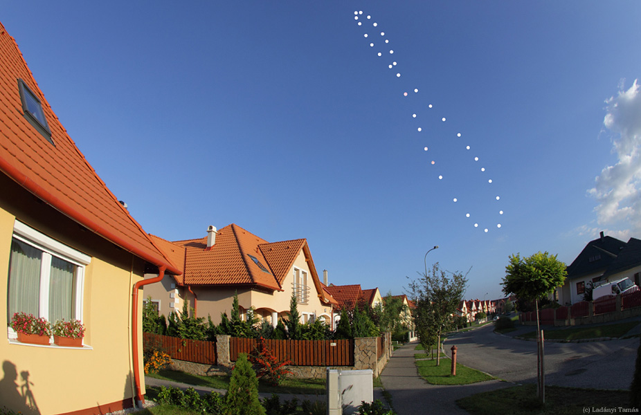Figure Eight: Skywatcher Captures Sun's Graceful Curve